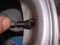 タイヤを新品にはめ換えた時は、ココのバルブも交換してもらいましょう